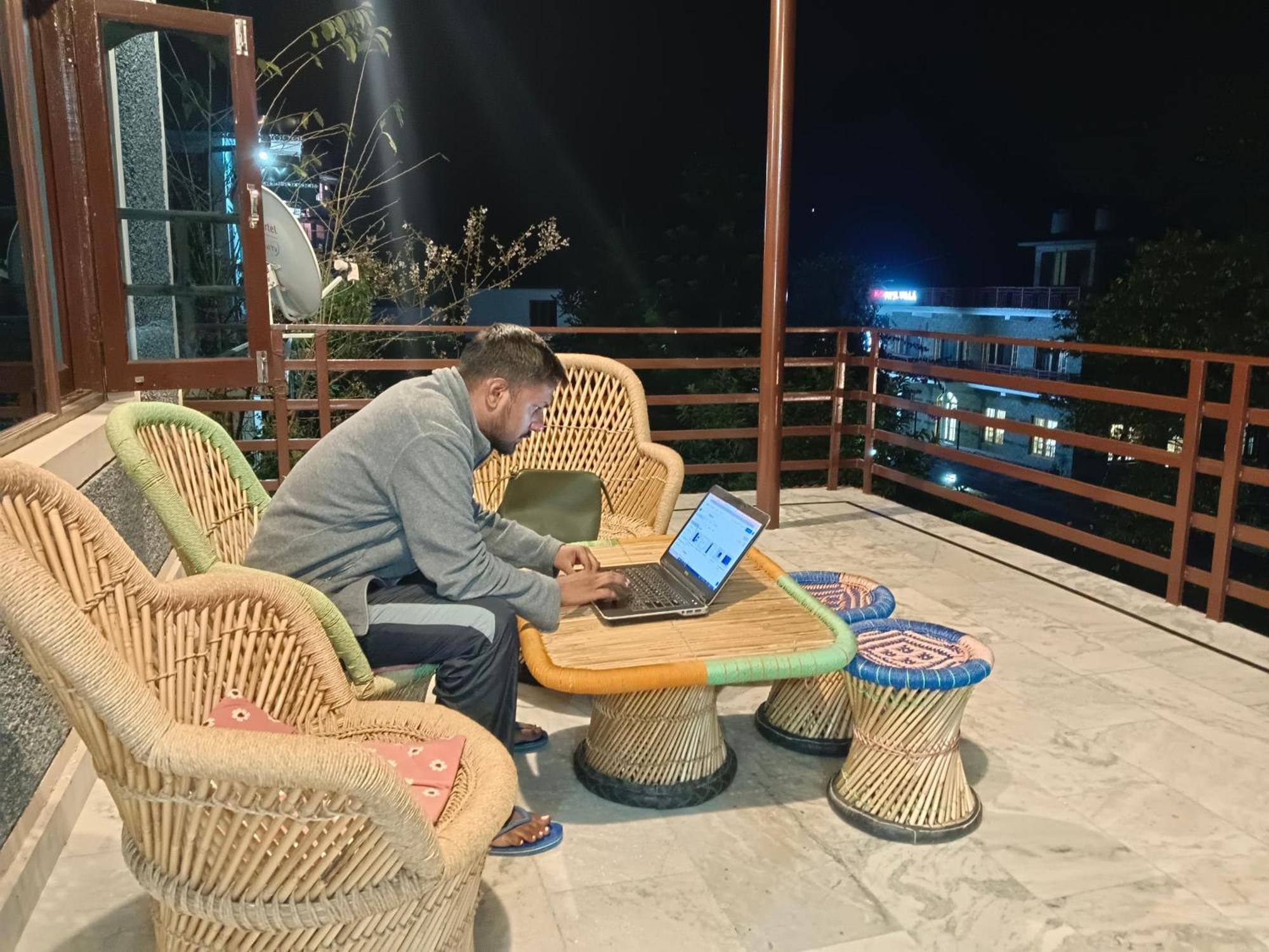 Aditya Homestay Bir-Billing Surrounded By Mountains Buitenkant foto