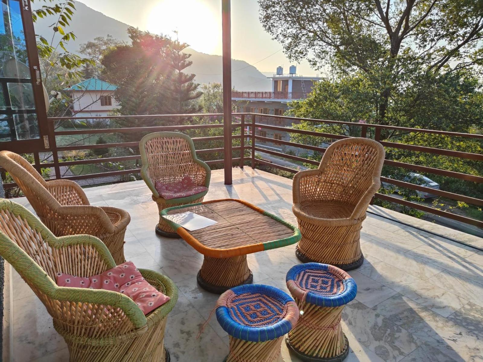 Aditya Homestay Bir-Billing Surrounded By Mountains Buitenkant foto