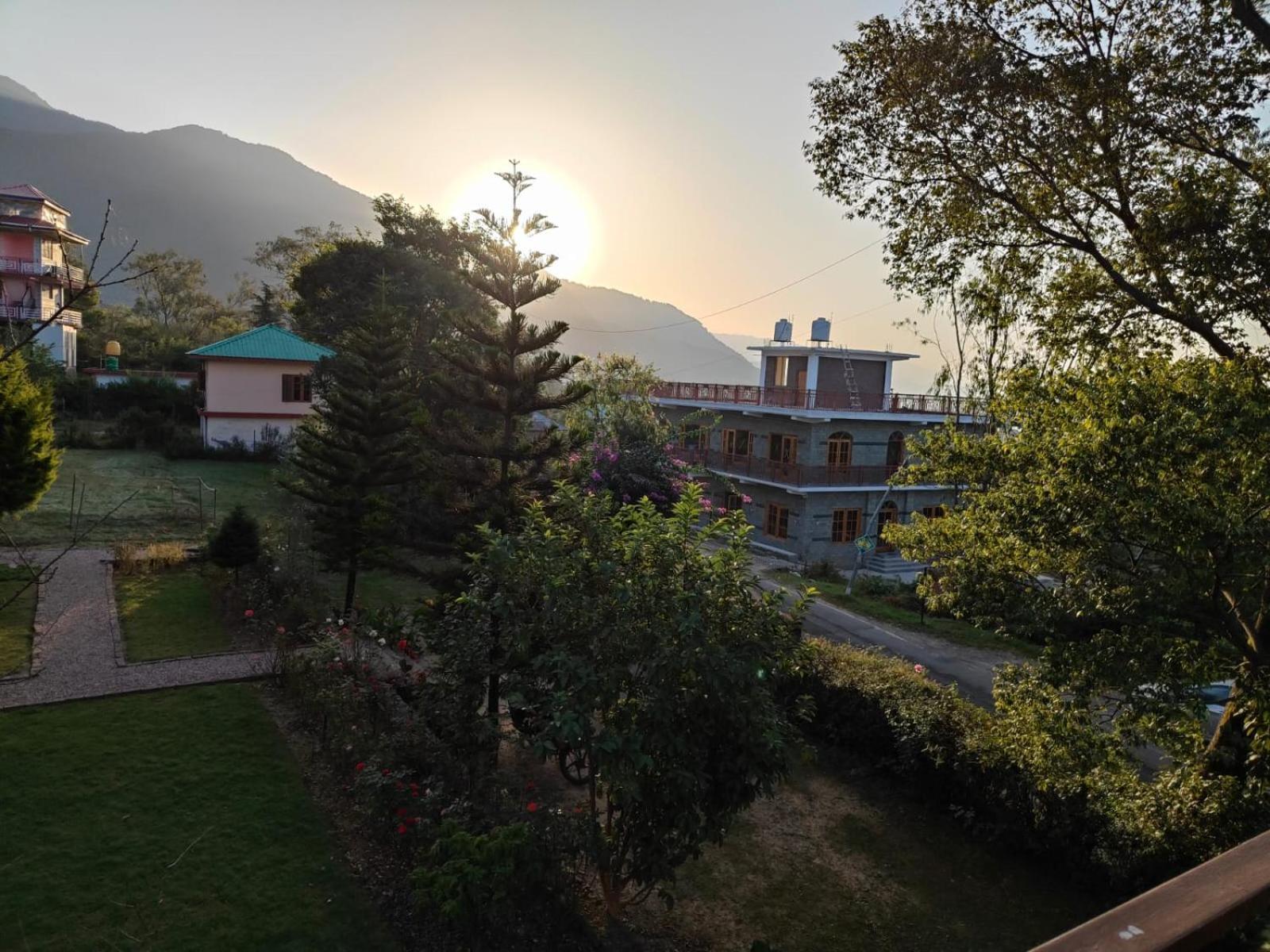 Aditya Homestay Bir-Billing Surrounded By Mountains Buitenkant foto